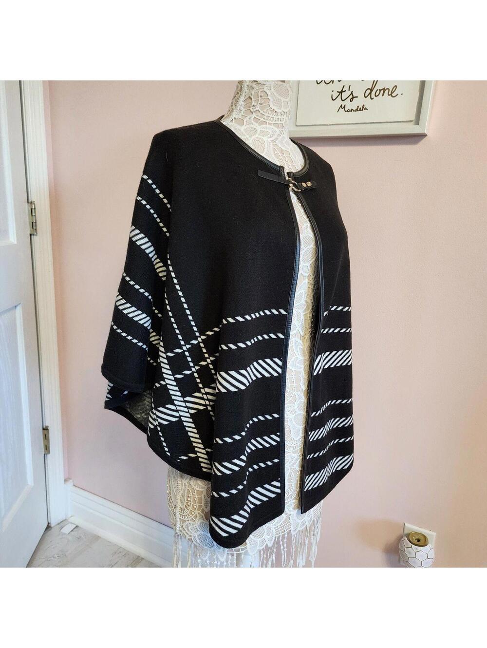LKNW White House Black Market poncho cape sweater white/black one size cute